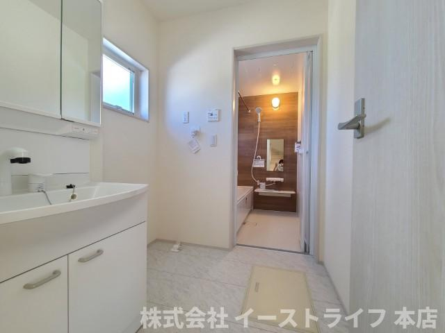 【新築戸建】　いわき市小名浜燈籠原第1 全10棟　長期優良住宅の独立洗面台|10号棟写真　収納スペースが豊富で、鏡の周りには棚もあるため、洗顔用品や歯ブラシ、うがい用のコップ、整髪料、スキンケア用品、化粧品などを置いて整理することができます。