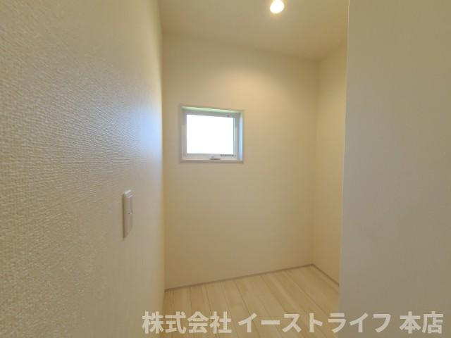 【新築戸建】　いわき市小名浜燈籠原第1 全10棟　長期優良住宅の収納|10号棟写真　ストレージルームです。季節の飾り物や家電を収納するに便利です。洋服ダンスなどを置いてウォークインクローゼットにしてもいいですね！