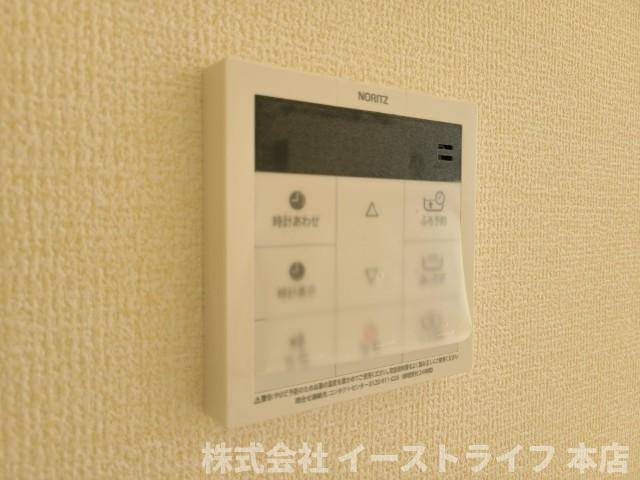 【新築戸建】　いわき市小名浜燈籠原第1 全10棟　長期優良住宅の発電・温水設備|10号棟写真　リビング内給湯器リモコンです。