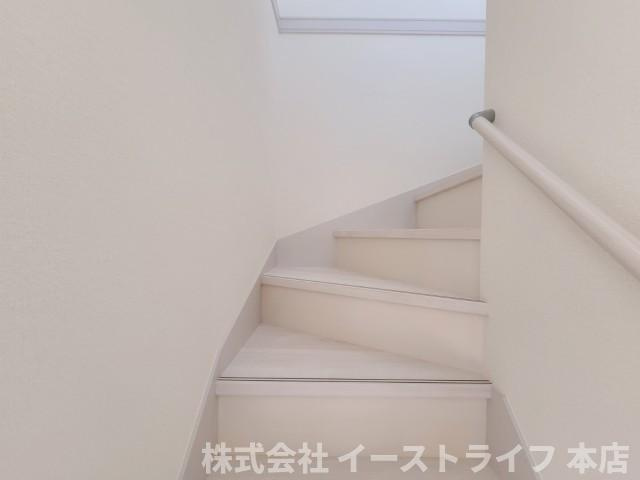 【新築戸建】　いわき市小名浜燈籠原第1 全10棟　長期優良住宅の内装|10号棟写真　階段には手すりが付いているので安心です。