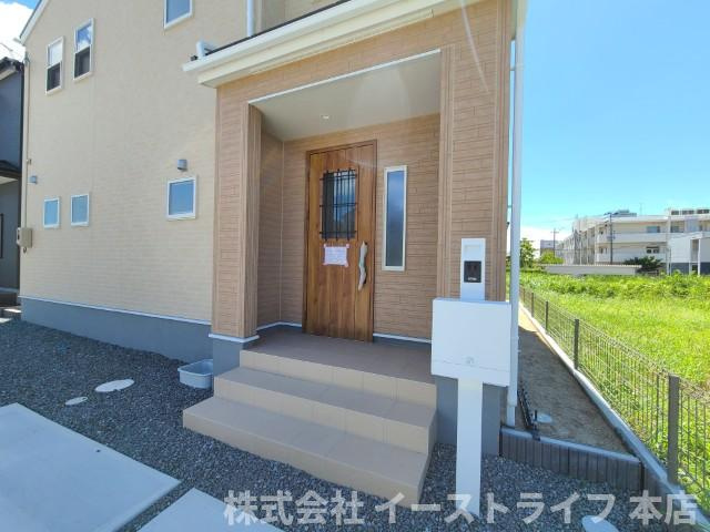 【新築戸建】　いわき市小名浜燈籠原第1 全10棟　長期優良住宅の玄関|10号棟写真　玄関には屋根があるので、雨の日にはありがたいです