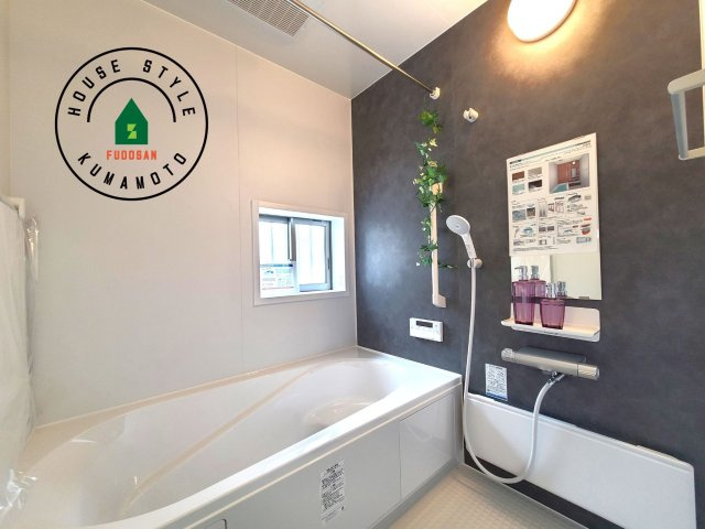 熊本市中央区本山3丁目第1-4棟(D号棟)の内観：施工例|1日の疲れを癒してくれる広々バスルーム。雨の日のお洗濯にも大活躍な浴室乾燥機付です！