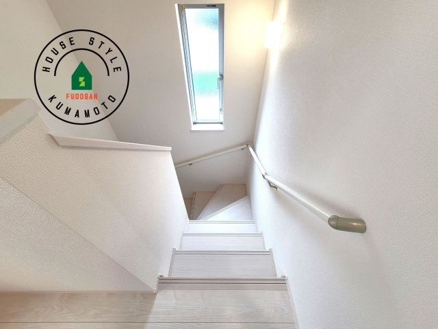 熊本市中央区本山3丁目第1-4棟(D号棟)の内観：施工例|＜手すり付階段＞手すりがないと階段の昇り降りで危険なことはもちろん、壁に手をつきながら歩くことで壁紙が汚れやすくなります。すべての方に快適に昇り降りしていただくため、手すりを設置しました。