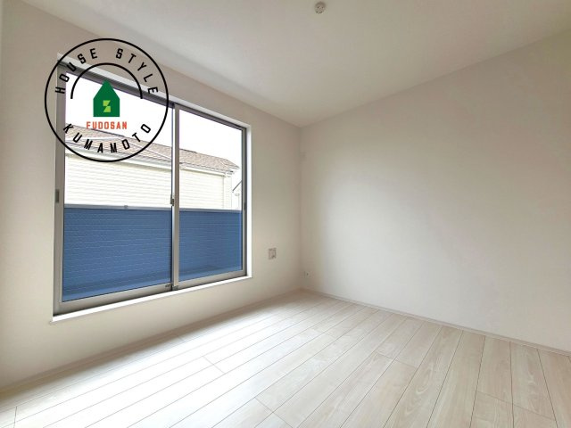 熊本市中央区本山3丁目第1-4棟(D号棟)の内観：施工例|穏やかな光が差し込む室内には、穏やかな時間が流れます。