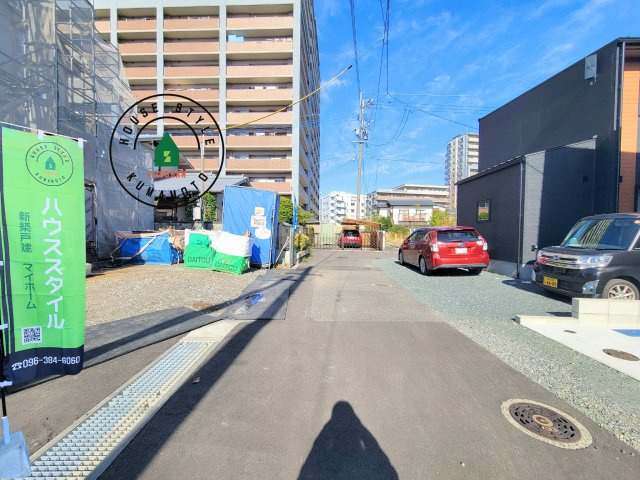 熊本市中央区本山3丁目第1-4棟(D号棟)の前面道路含む現地写真|前面道路は閑静な住宅地をはしる車通りの少ない道路。お車の出し入れが苦手なママや小さなお子様にも安心ですね。しっかり舗装もされているので、ベビーカーや自転車で通っても快適に通行できます。