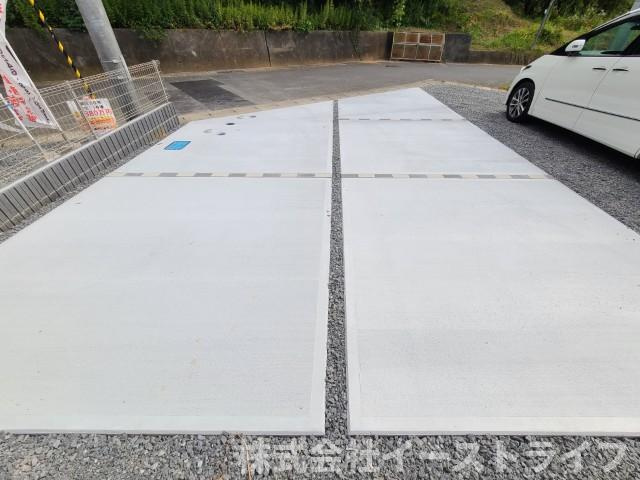 【新築戸建】　いわき市小名浜岡小名第2　全2棟　長期優良住宅の駐車場|2号棟写真　カースペース　3台駐車可能（車種による）