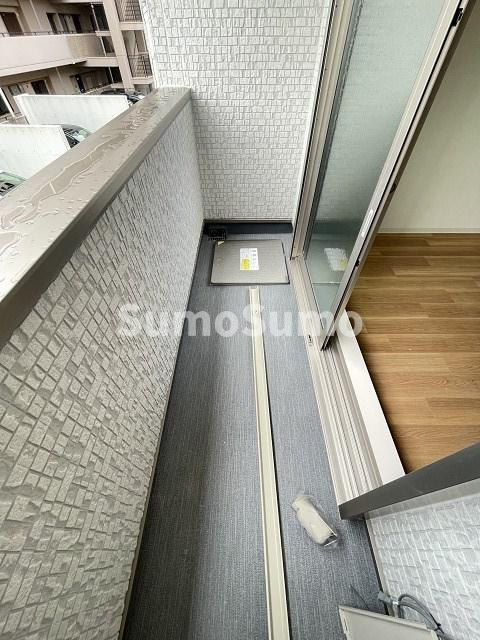 西宮市中前田町のアパートのバルコニー