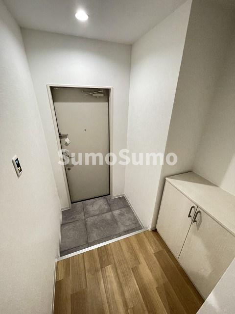 西宮市中前田町のアパートの玄関