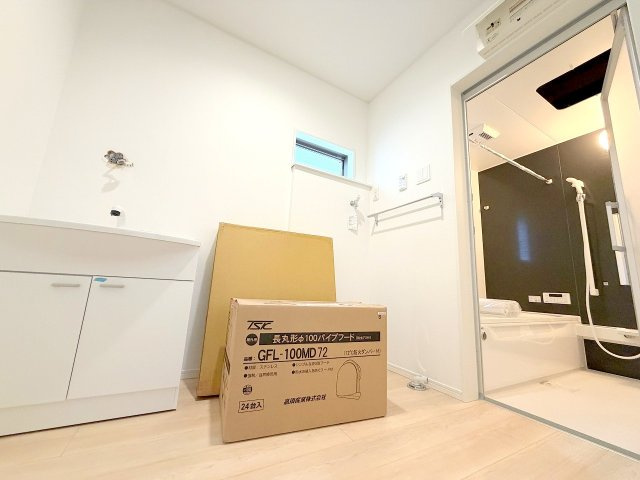 福生市熊川全2棟　新築分譲の独立洗面台|三面鏡設置前の工事中写真です。