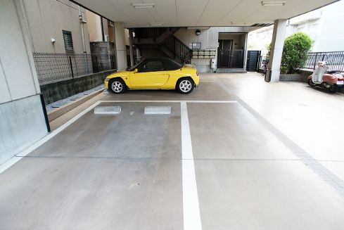 アムール青木の駐車場