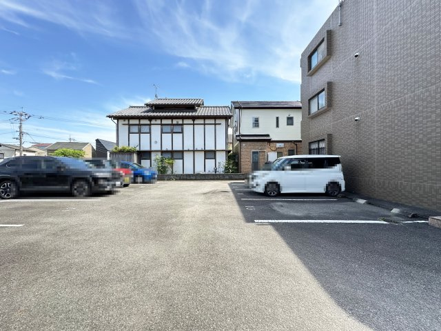 グランツⅡの駐車場