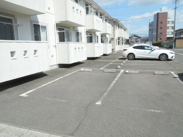 ジャンティ泉の駐車場