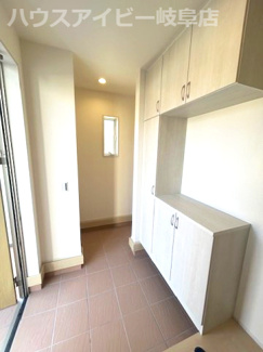 【玄関】 | 羽島市福寿町新築建売全3棟！小学校まで徒歩2分！幼稚園徒歩1分！子育て世代のご家族にオススメ物件！ | 羽島市福寿町新築建売全3棟！小学校まで徒歩2分！幼稚園徒歩1分！子育て世代のご家族にオススメ物件！