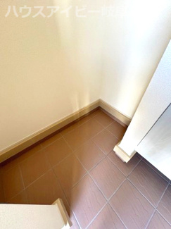 【玄関】 | 羽島市福寿町新築建売全3棟！小学校まで徒歩2分！幼稚園徒歩1分！子育て世代のご家族にオススメ物件！ | 羽島市福寿町新築建売全3棟！小学校まで徒歩2分！幼稚園徒歩1分！子育て世代のご家族にオススメ物件！