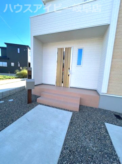 【玄関】 | 羽島市福寿町新築建売全3棟！小学校まで徒歩2分！幼稚園徒歩1分！子育て世代のご家族にオススメ物件！ | 羽島市福寿町新築建売全3棟！小学校まで徒歩2分！幼稚園徒歩1分！子育て世代のご家族にオススメ物件！