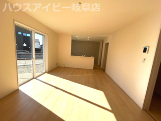 【居間・リビング】 | 羽島市福寿町新築建売全3棟！小学校まで徒歩2分！幼稚園徒歩1分！子育て世代のご家族にオススメ物件！ | 羽島市福寿町新築建売全3棟！小学校まで徒歩2分！幼稚園徒歩1分！子育て世代のご家族にオススメ物件！