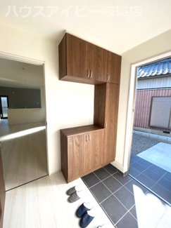 【玄関】 | 羽島市福寿町新築建売全3棟！小学校まで徒歩2分！幼稚園徒歩1分！子育て世代のご家族にオススメ物件！ | 羽島市福寿町新築建売全3棟！小学校まで徒歩2分！幼稚園徒歩1分！子育て世代のご家族にオススメ物件！