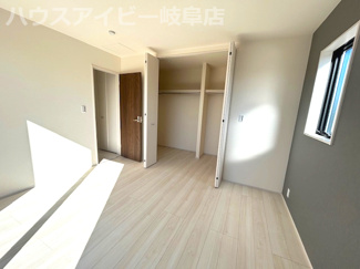 【洋室】 | 羽島市福寿町新築建売全3棟！小学校まで徒歩2分！幼稚園徒歩1分！子育て世代のご家族にオススメ物件！ | 羽島市福寿町新築建売全3棟！小学校まで徒歩2分！幼稚園徒歩1分！子育て世代のご家族にオススメ物件！
