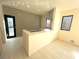 【居間・リビング】 | 羽島市福寿町新築建売全3棟！小学校まで徒歩2分！幼稚園徒歩1分！子育て世代のご家族にオススメ物件！ | 羽島市福寿町新築建売全3棟！小学校まで徒歩2分！幼稚園徒歩1分！子育て世代のご家族にオススメ物件！