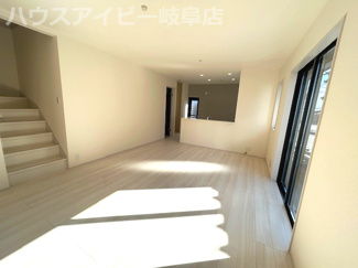 【居間・リビング】 | 羽島市福寿町新築建売全3棟！小学校まで徒歩2分！幼稚園徒歩1分！子育て世代のご家族にオススメ物件！ | 羽島市福寿町新築建売全3棟！小学校まで徒歩2分！幼稚園徒歩1分！子育て世代のご家族にオススメ物件！