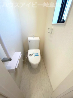 【トイレ】 | 羽島市福寿町新築建売全3棟！小学校まで徒歩2分！幼稚園徒歩1分！子育て世代のご家族にオススメ物件！ | 羽島市福寿町新築建売全3棟！小学校まで徒歩2分！幼稚園徒歩1分！子育て世代のご家族にオススメ物件！