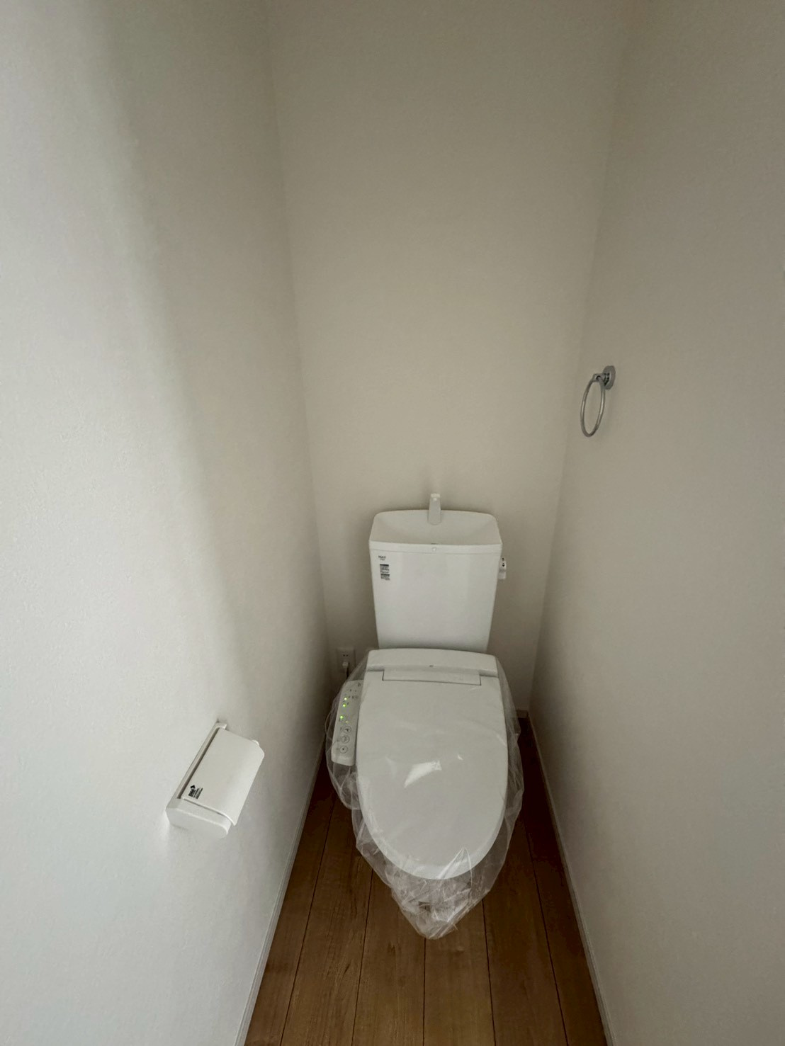 狭山市柏原新築戸建てのトイレ|トイレは温水洗浄機能搭載なので、清潔に気持ち良くお使いいただけます！トイレットペーパーの節約にもなります！暖房便座で寒い日もあたたかです♪
