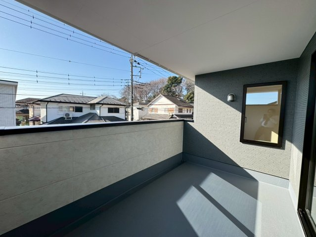 狭山市柏原新築戸建てのバルコニー|広めのインナーバルコニーで突然の雨も安心！布団など大きなものを干すのに便利です！