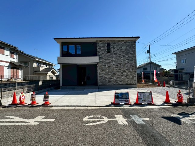 狭山市柏原新築戸建ての前面道路含む現地写真|前面道路幅員約6.2ｍで車の出しいれも楽々です♪