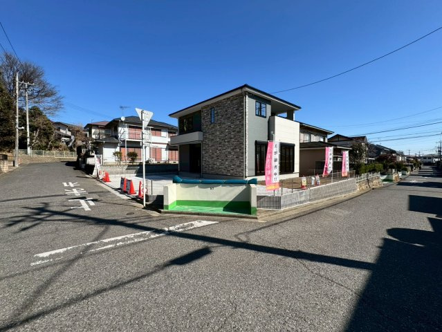狭山市柏原新築戸建ての前面道路含む現地写真|南角地の為、陽当たり良好！