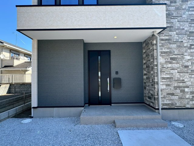狭山市柏原新築戸建ての玄関|外観に映えるスタイリッシュな玄関ドアを採用。毎日の出入りが快適で、防犯性にも配慮された安心感のある住まいの顔となっています。

