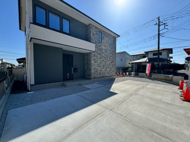 狭山市柏原新築戸建ての前面道路含む現地写真|広い駐車スペース♪