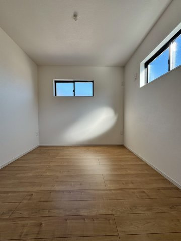 狭山市柏原新築戸建ての洋室|静かな時間を過ごせる洋室は、学習スペースやワークルームとしても最適。家族の暮らしの変化に合わせて、長く使える余白のある空間です。
