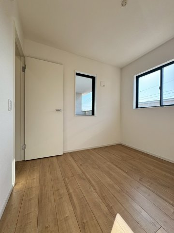 狭山市柏原新築戸建ての洋室|暮らし方に合わせて柔軟に使える洋室。寝室としてはもちろん、趣味の部屋やテレワークのスペースにもぴったり。毎日の生活にそっと寄り添う、扱いやすい一室です。
