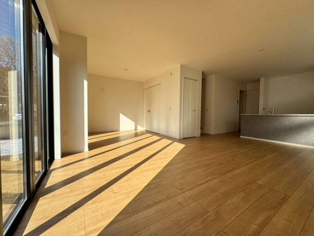 狭山市柏原新築戸建ての居間・リビング|ゆとりあるリビングダイニングは、家族それぞれの過ごし方を受けとめる包容力のある空間。食事、くつろぎ、団らんがスムーズにつながり、生活動線も快適。日常を美しく整えてくれる住まいの中心です。
