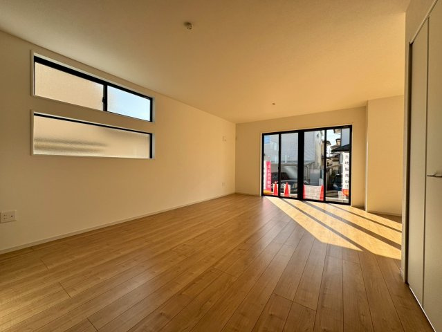 狭山市柏原新築戸建ての居間・リビング|広がりを感じるリビングダイニングは、家族の会話が自然と増えるあたたかな空間。窓辺から差し込む光が室内にやわらかさを添え、季節ごとの変化を楽しめる設計です。暮らすほどに愛着が深まります。
