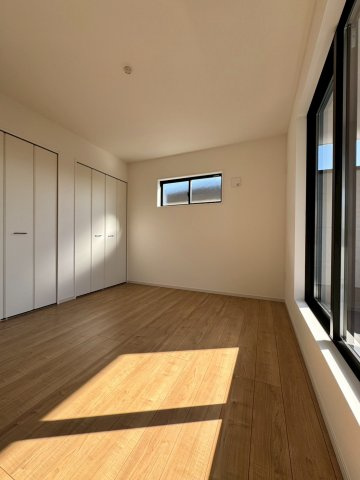 狭山市柏原新築戸建ての寝室|光が心地よく入り、明るい印象の洋室。日中の過ごしやすさはもちろん、夜には落ち着いた雰囲気で一日の疲れを癒やしてくれます。多用途に活かせる空間です。
