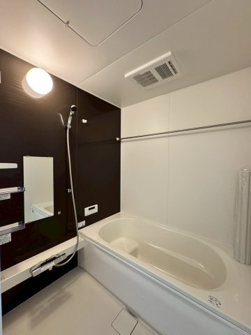 狭山市柏原新築戸建ての独立洗面台|清潔感のある明るい雰囲気の洗面室です。ゆとりある洗面スペースで朝の身支度もスムーズに。
