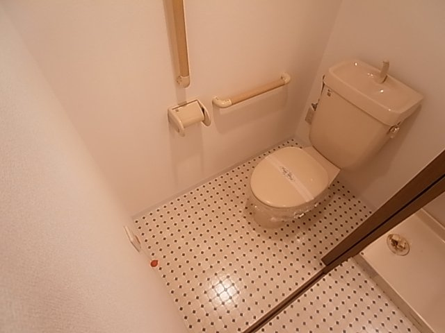 神戸市兵庫区御崎本町２丁目の賃貸マンションのトイレ