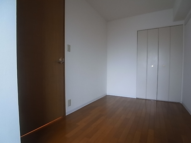 神戸市兵庫区御崎本町２丁目の賃貸マンションの内装|洋室