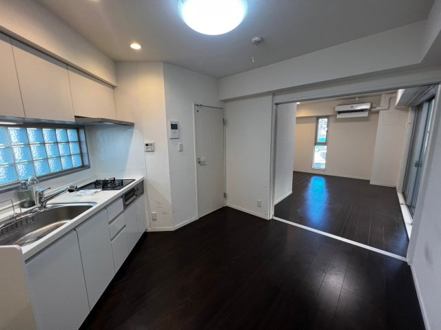 ノーブルハビタンツの居間・リビング|玄関からのお部屋の様子