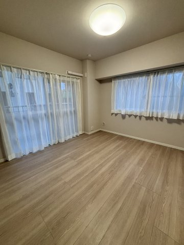 綾瀬ファイナンスの洋室|ゆったりした洋室です