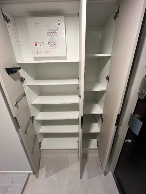 クロスレジデンス神田神保町の玄関