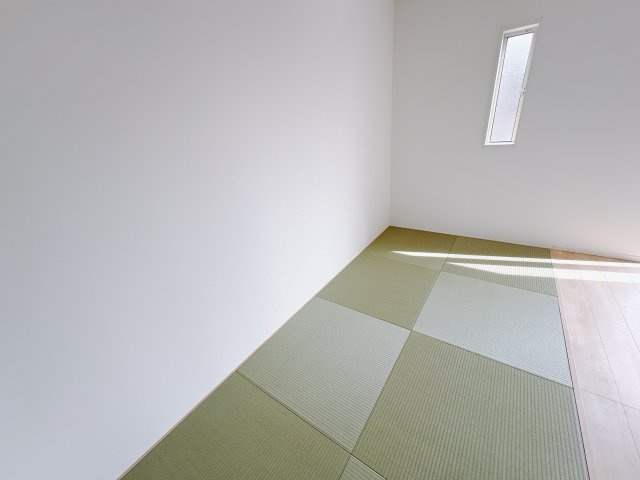 【Cradle garden】宇都宮市御幸ケ原町 第8の和室|〇タタミコーナー4帖〇
畳のぬくもりに包まれる、心安らぐ和室空間。昼寝も来客も、ほっと一息つける場所として、暮らしに癒しを添えてくれます。
※2026年2月撮影