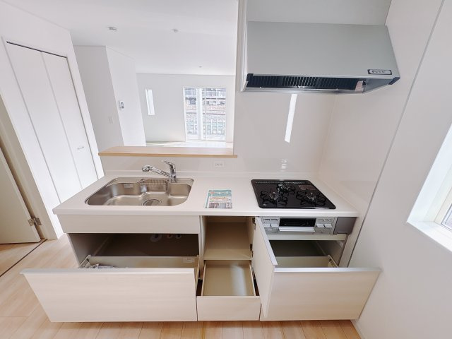 【Cradle garden】宇都宮市御幸ケ原町 第8のキッチン|〇キッチンスライド収納〇
スッキリとしたデザインで収納力たっぷり！増えがちな調理器具やカトラリー、かさ張るタッパーやお弁当箱など、もう収納場所に困る事はありません！
※2026年2月撮影