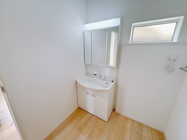 【Cradle garden】宇都宮市御幸ケ原町 第8の独立洗面台|〇洗面化粧台〇
お顔まわりのケアがしやすい三面鏡付き洗面台。背面は収納スペースなので小物もすっきり片付き毎日気持ちよく使えます。
※2026年2月撮影