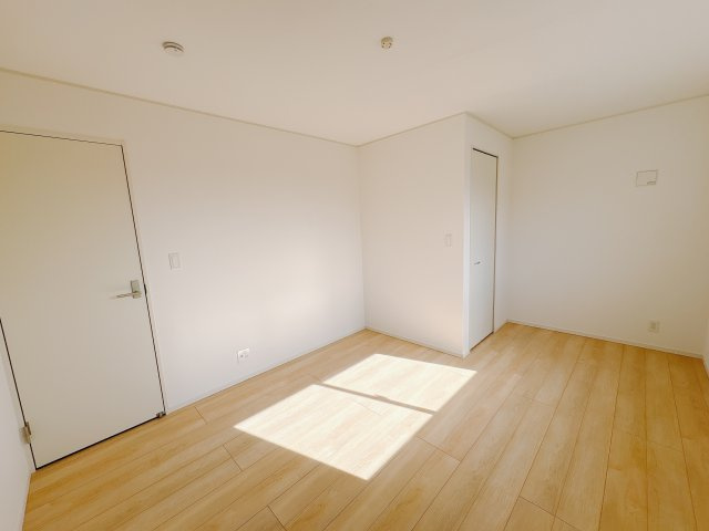 【Cradle garden】宇都宮市御幸ケ原町 第8の洋室|〇2階洋室7.6帖〇
大きめなベッドもラクラク設置可能なゆとりある洋室。
バルコニー付きなので、朝日を浴びて快適な1日を始められます！
※2026年2月撮影