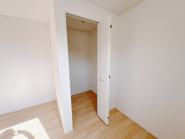 【Cradle garden】宇都宮市御幸ケ原町 第8の収納|〇2階ウォークインクローゼット〇
洋服もバッグもまとめて収納できるウォークインクローゼット。見渡せるから選びやすく、毎日のコーディネートがもっと楽しくなります。
※2026年2月撮影