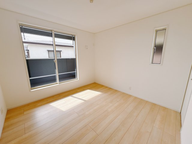 【Cradle garden】宇都宮市御幸ケ原町 第8の洋室|〇2階洋室6.1帖〇
静かな2階にある洋室はプライベート感たっぷり。
勉強や趣味、仕事に集中できるちょうどいい広さ♪
バルコニーにも出られるのでいつでも気分転換できます☆
※2026年2月撮影