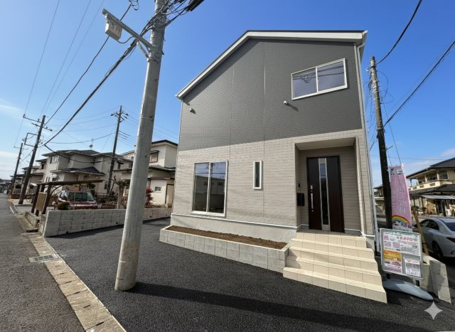 【Cradle garden】宇都宮市御幸ケ原町 第8の外観|〇1号棟【3LDK+タタミコーナー+WIC+カースペース２台】
陽当たり・風通しともに良好な角地の新築住宅。開放感のある立地で、毎日の暮らしが明るく快適に♪外観も映える、特別な一邸です☆
