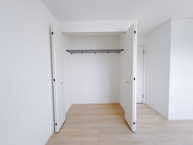 【Cradle garden】宇都宮市御幸ケ原町 第8の収納|〇1号棟・2階6.5帖洋室〇
使いやすいクローゼット付きですので、洋服や小物をすっきり収納できてお部屋を広く使えます。毎日の身支度も快適です。
※2026年2月撮影